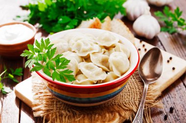 Masadaki tencerede nefis börekler var.