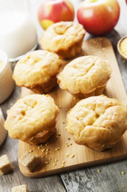 Masadaki tencerede nefis börekler var.