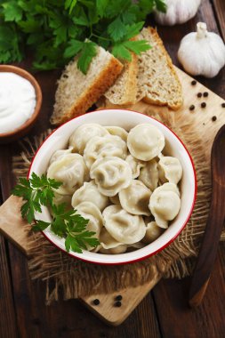 Masadaki tencerede nefis börekler var.