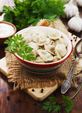 Masadaki tencerede nefis börekler var.