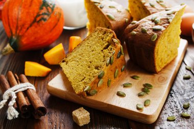 Tahta masada ev yapımı tatlı balkabağı keki