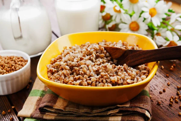 Grano Saraceno Una Ciotola Tavolo Legno — Foto Stock