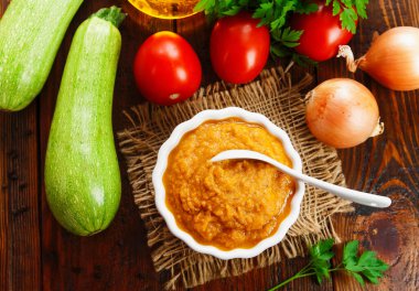 Kabak masanın üzerinde bir kaseye yayılmış.