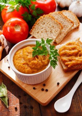 Kabak masanın üzerinde bir kaseye yayılmış.