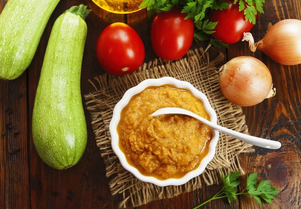 Zucchini Verspreid Een Kom Tafel — Stockfoto