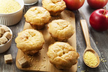 Masadaki tencerede nefis börekler var.