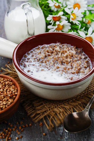 Boekweit Pap Met Melk Keramische Plaat — Stockfoto