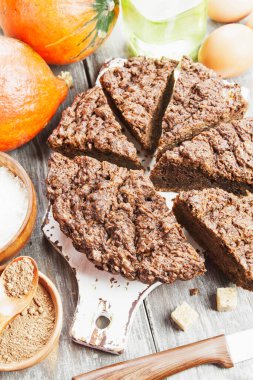 Masada kakaolu ev yapımı balkabağı keki.