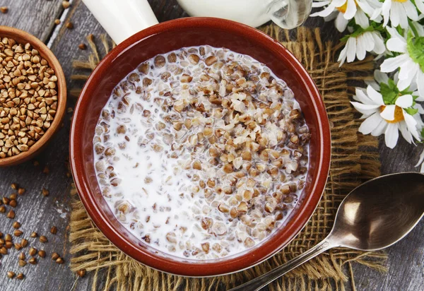 Porridge Grano Saraceno Con Latte Nel Piatto Ceramica — Foto Stock