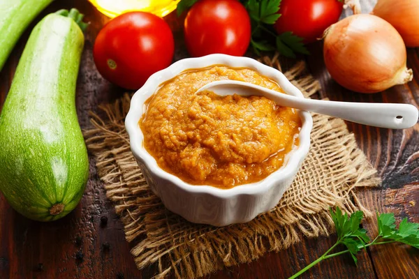 Zucchini Verspreid Een Kom Tafel — Stockfoto