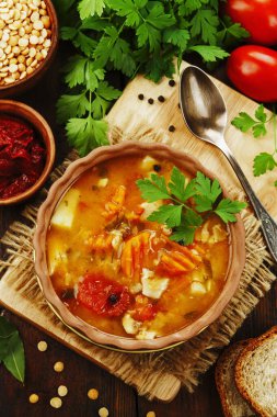 Masada domatesli bezelye çorbası.