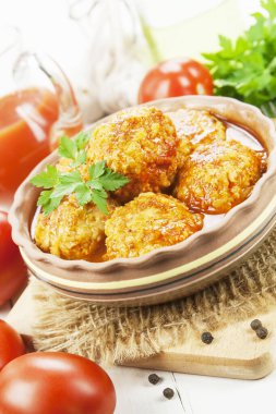 Ahşap bir masada pirinçli köfte.