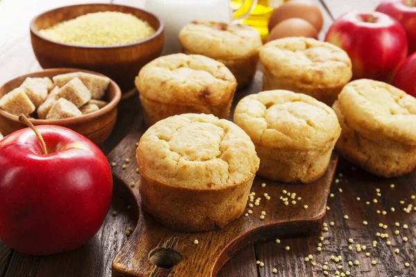 Muffin Millet Dengan Apel Atas Meja — Stok Foto