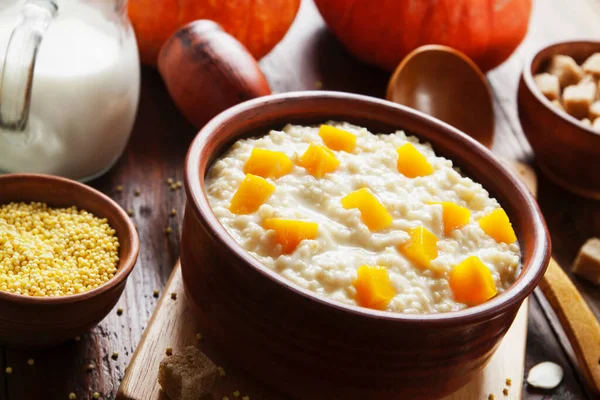 Bouillie Millet Avec Citrouille Lait Dans Une Casserole Sur Table Photo De Stock