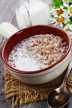 Seramik plaka sütlü buğday lapası