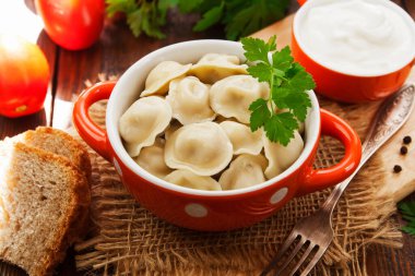 Masadaki tencerede nefis börekler var.