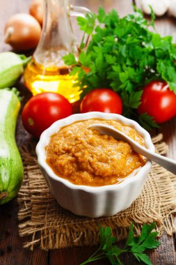 Kabak masanın üzerinde bir kaseye yayılmış.