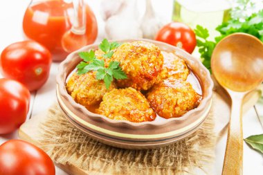 Ahşap bir masada pirinçli köfte.