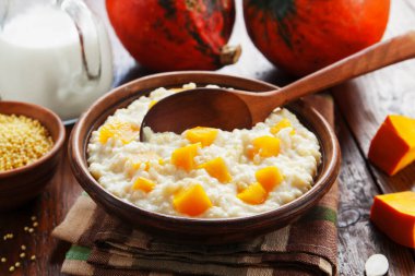 Millet lapası, balkabağı ve sütle masada.