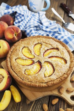 şeftali ve badem ile pasta