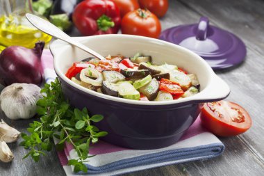 Seramik tencere içinde pişmiş sebze