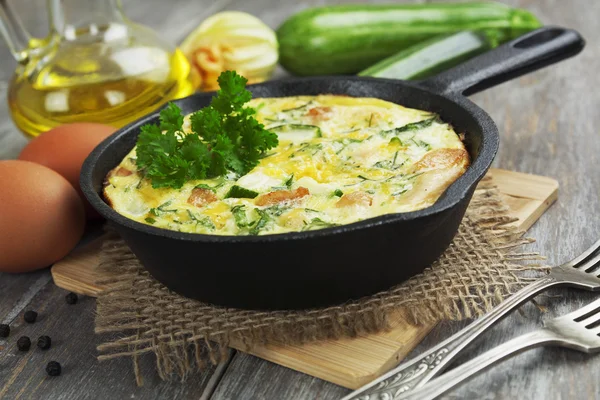 Gebackene Zucchini mit Hühnchen und Kräutern — Stockfoto