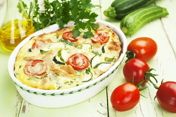 Zucchini mit Hühnchen, Kirschtomaten und Kräutern gebacken — Stockfoto