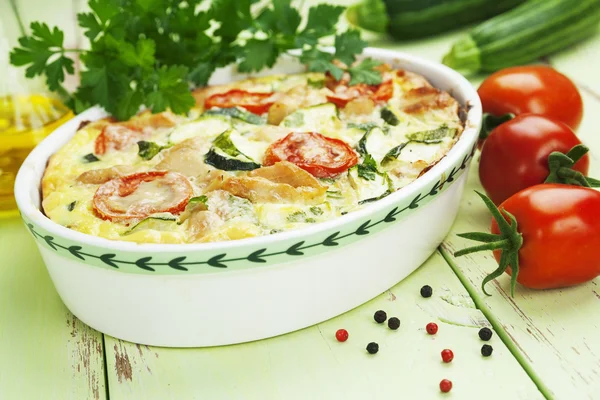 Zucchini mit Hühnchen, Kirschtomaten und Kräutern gebacken — Stockfoto