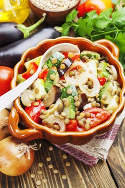 buharda pişmiş sebzeler ve yeşil mercimek 