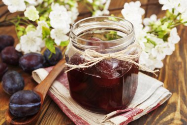 Cam kavanozda erik reçeli 