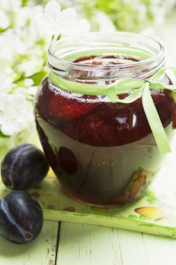 Cam kavanozda erik reçeli 