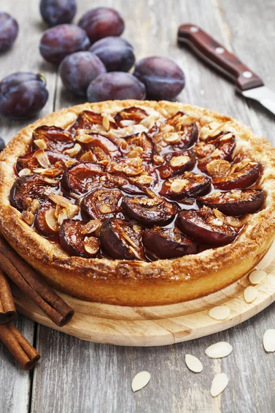 Plum cake with cinnamon and almonds — Stock Photo, Image