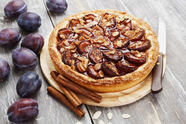 Plommon tårta med kanel och mandel — Stockfoto