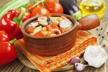 Seramik tencere içinde pişmiş sebze