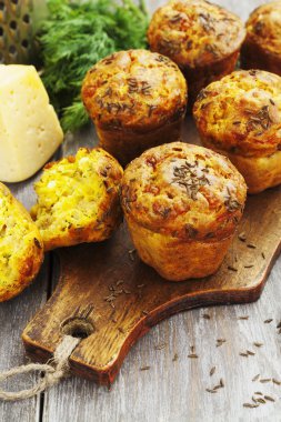 peynir, dereotu ve kimyon ile cupcakes 