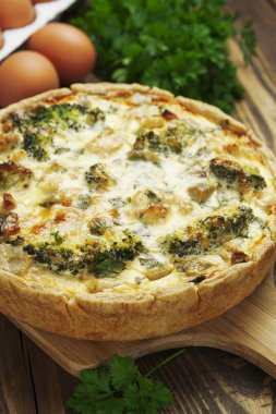 tavuk, mantar ve brokoli quiche lorraine 