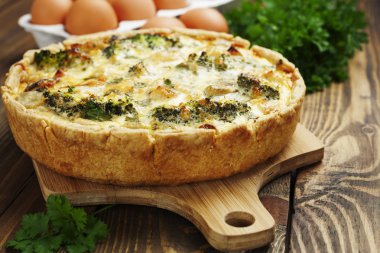tavuk, mantar ve brokoli quiche lorraine 