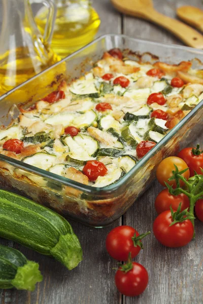 Zucchini gebacken i mit Huhn, Kirschtomaten und Kräutern — Stockfoto