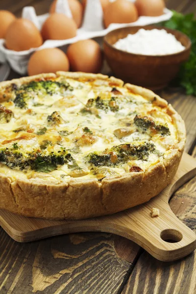 Quiche Lorraine mit Huhn, Pilzen und Brokkoli — Stockfoto