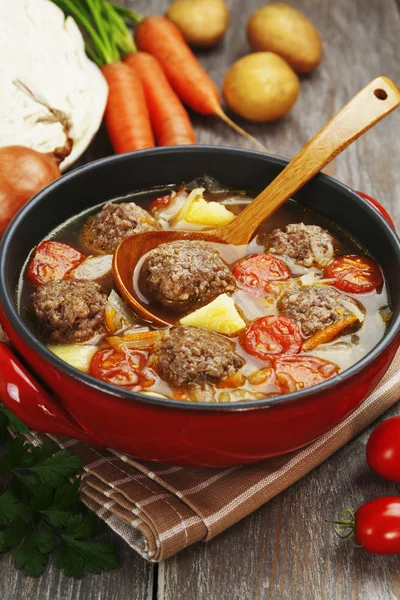 Sopa de repolho com almôndegas e tomates — Fotografia de Stock