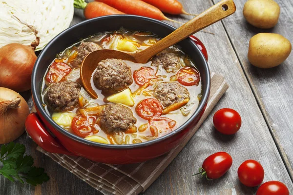 Cabbage soup with meatballs and tomatoes — Stock Photo, Image