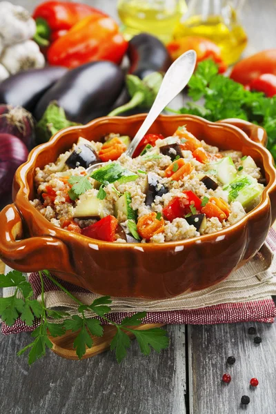 Pilaf mit Weizenkörnern und Gemüse — Stockfoto