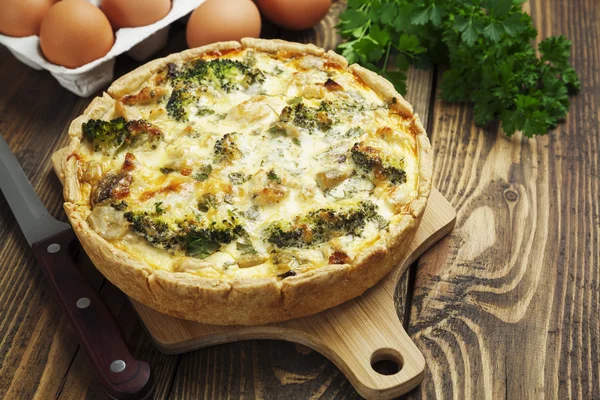 Quiche lorraine dengan ayam, jamur dan brokoli — Stok Foto