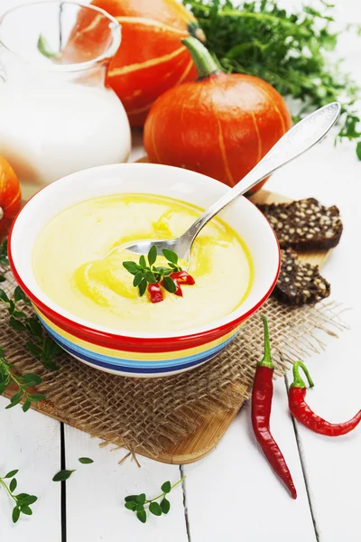 Sopa de calabaza picante con crema y chile — Foto de Stock