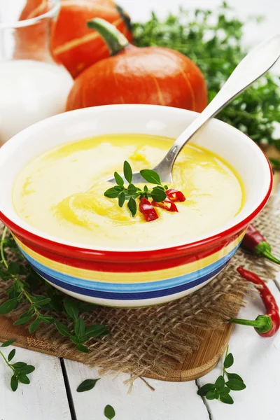 Пряный тыквенный суп со сливками и перцем чили — стоковое фото