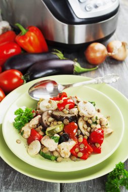 Sebze, haşlanmış tavuk ve yeşil mercimek