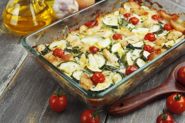 Zucchini gebacken i mit Huhn, Kirschtomaten und Kräutern — Stockfoto