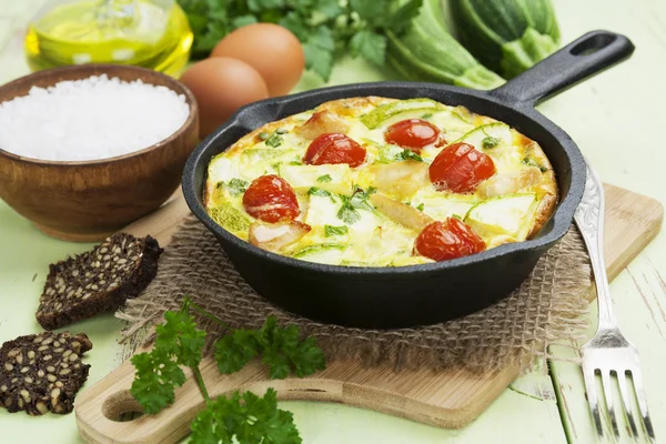 Zucchini mit Hühnchen, Kirschtomaten und Kräutern gebacken — Stockfoto