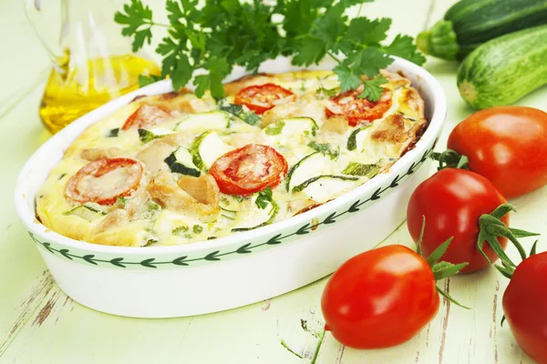 Calabacín al horno con pollo, tomates cherry y hierbas —  Fotos de Stock