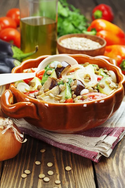 Verduras al vapor y lentejas verdes —  Fotos de Stock